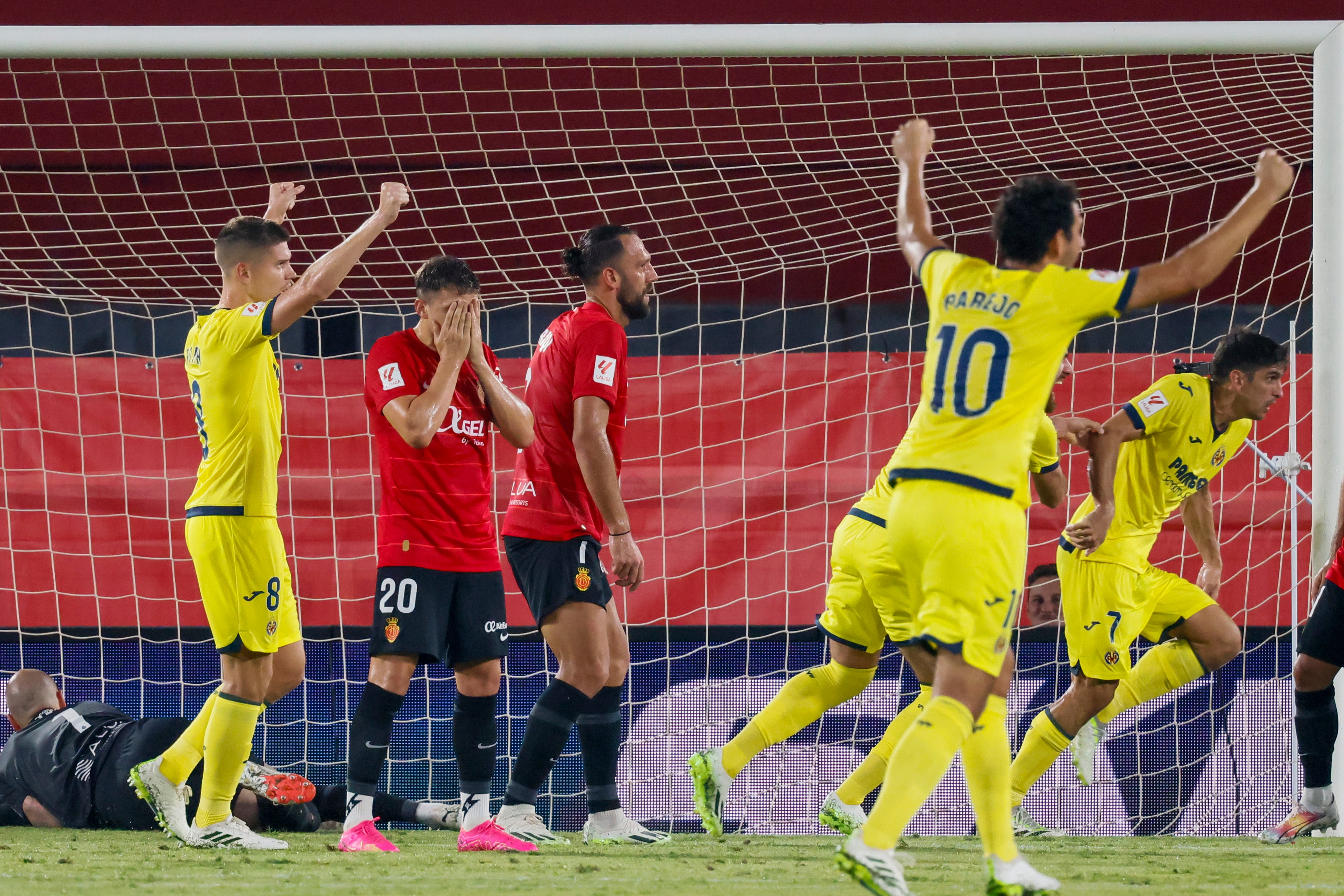 PALMA (ISLAS BALEARES) 18-08-23. Los jugadores del Villarreal celebran el gol de su equipo (anotado por el delantero Gerard Moreno -d-) durante el partido correspondiente a la Jornada 2 LaLiga que Real Mallorca y Villarreal disputan este viernes en el estadio de Son Moix.- EFE/CATI CLADERA
