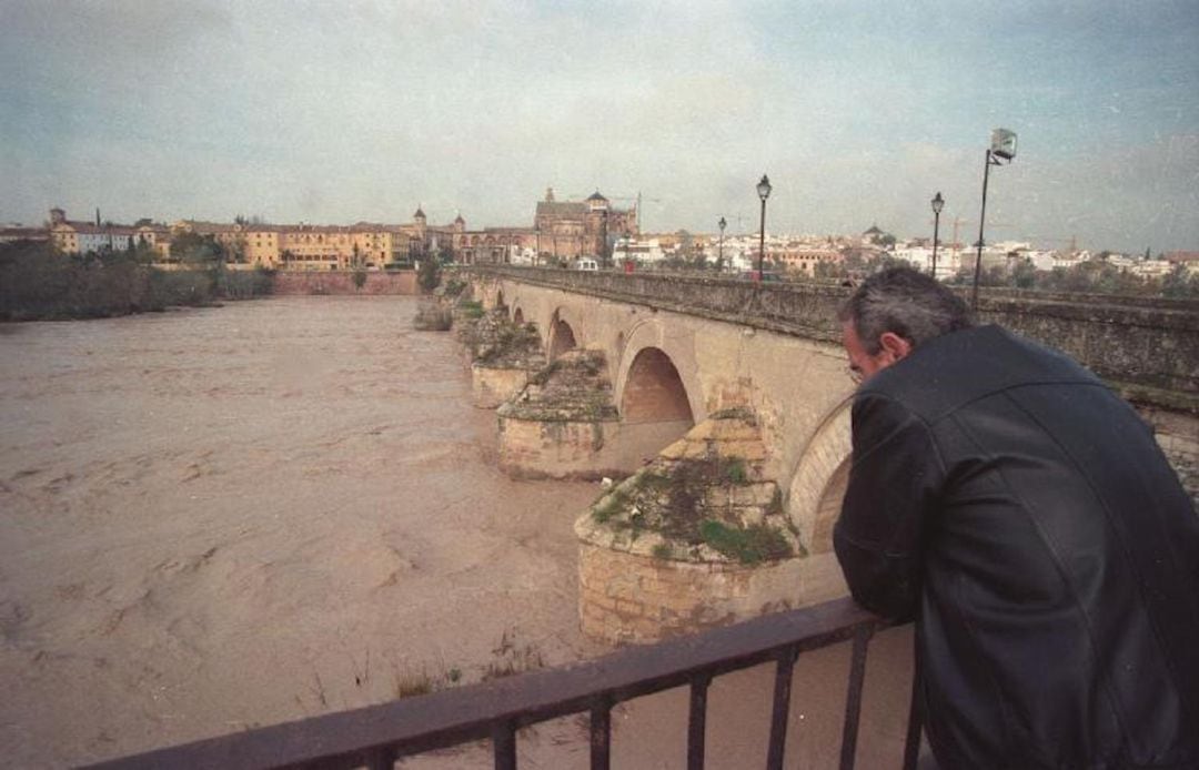 Imagen de la crecida del río Guadalquivir a su paso por Córdoba tras las fuertes precipitaciones del año 1997