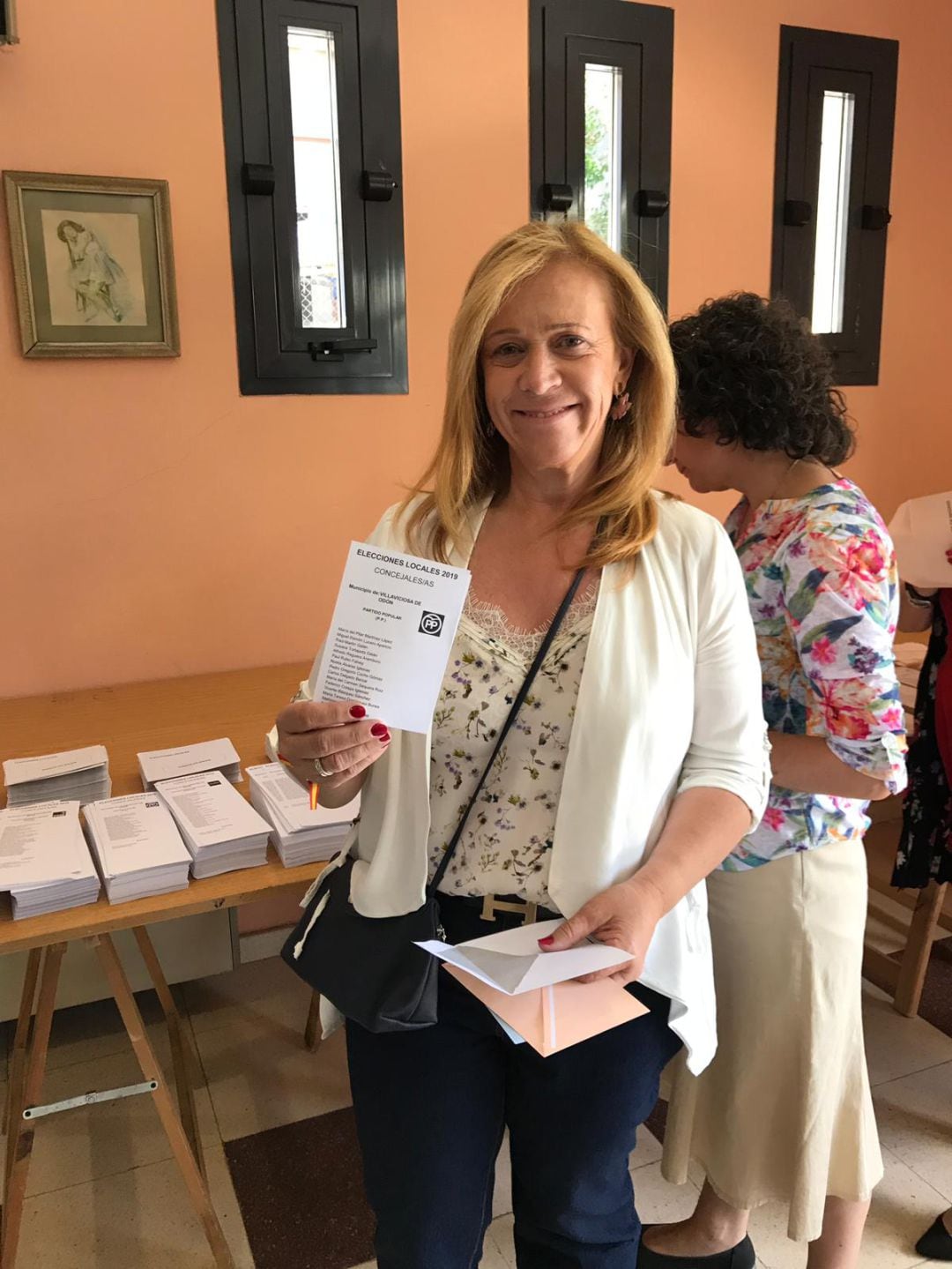 Pilar Martínez, candidata del PP de Villaviciosa de Odón, durante el día de las elecciones municipales