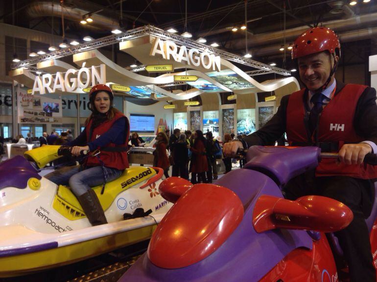 Paqui Pérez, redactora de Radio Murcia, junto a Juan Hernández en FITUR 2016