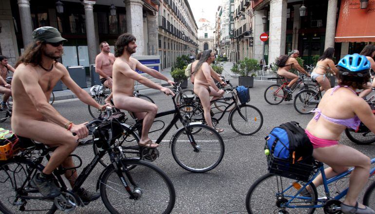 Participantes en la marcha ciclonudista del año pasado