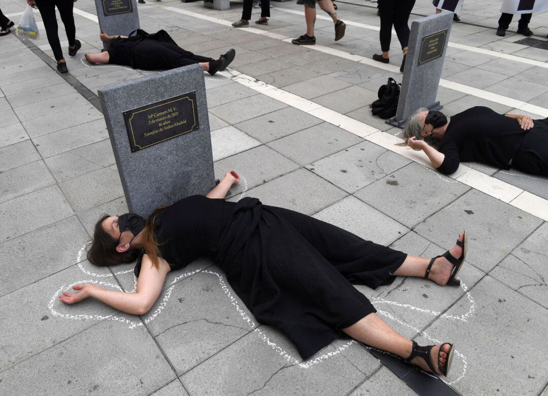 La organización Mujeres de la Escandalera, en una de sus acciones, "tiñen de negro" los exteriores del teatro Campoamor para denunciar el impacto de la violencia machista