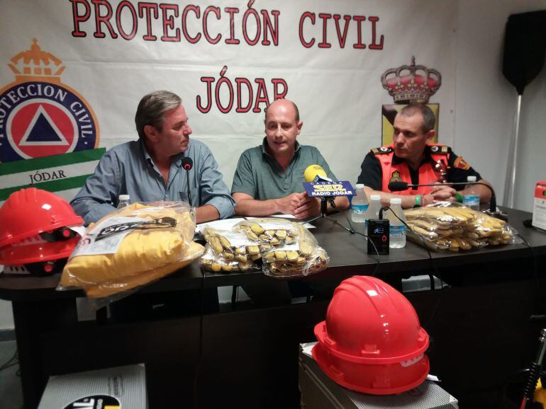 Momento de la intervención del alcalde, José Luis HIdalgo (centro), ante los equipos entregados