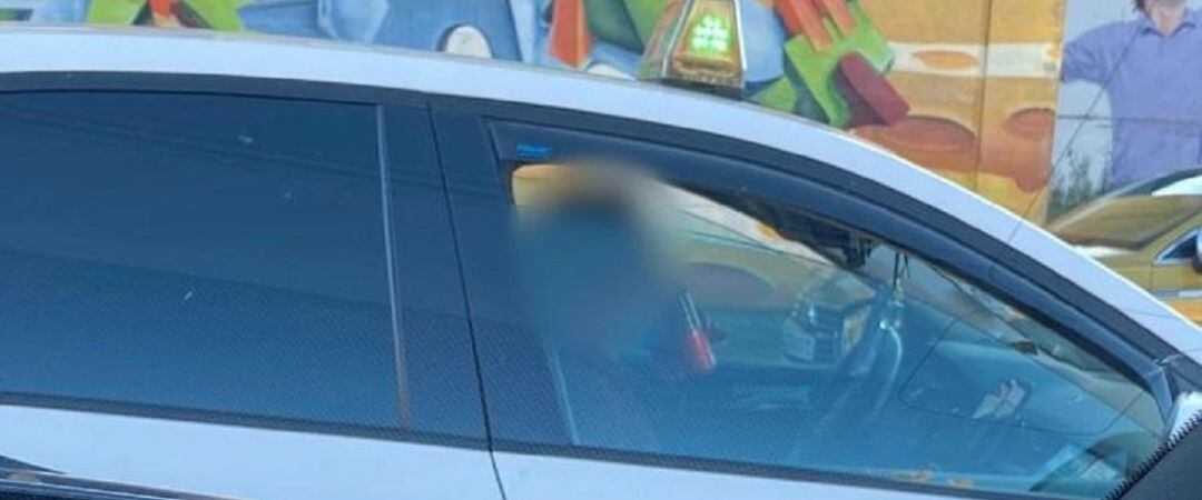 Taxista de Cambre con una cerveza mientras conducía