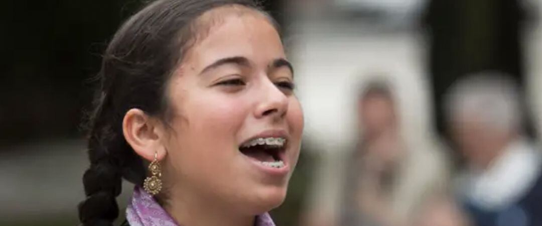 Una joven tocando la pandereta