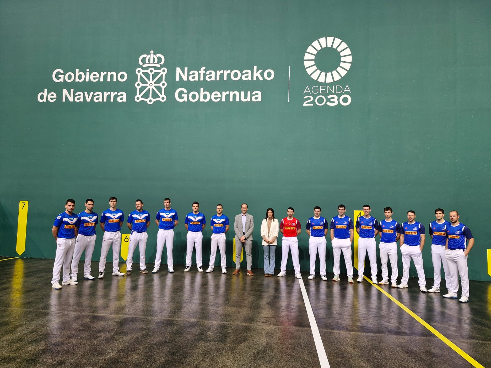 Los pelotaris participantes en el Parejas 2025 en la presentación en el Navarra Arena