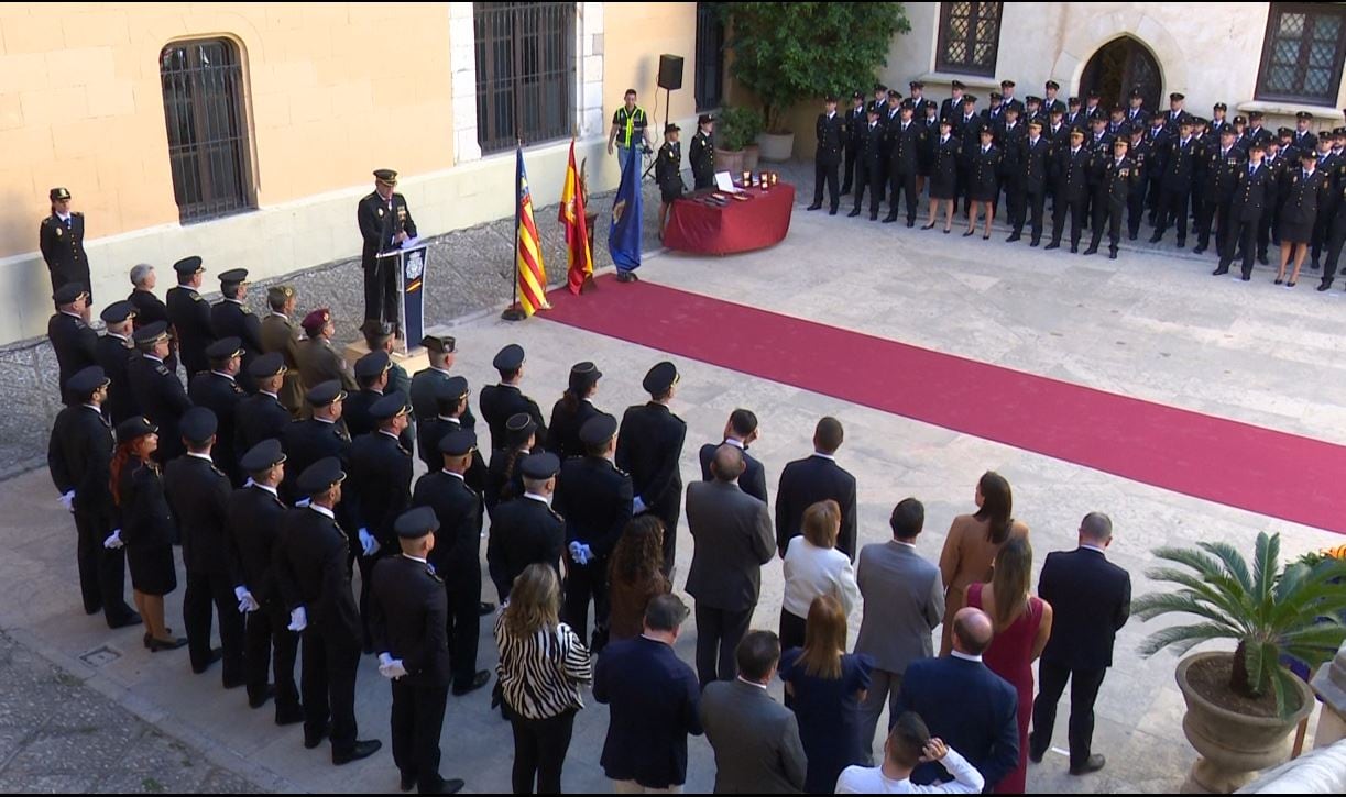 Más de 100 personas han llenado el Patio de Armas del Palau Ducal dels Borja.