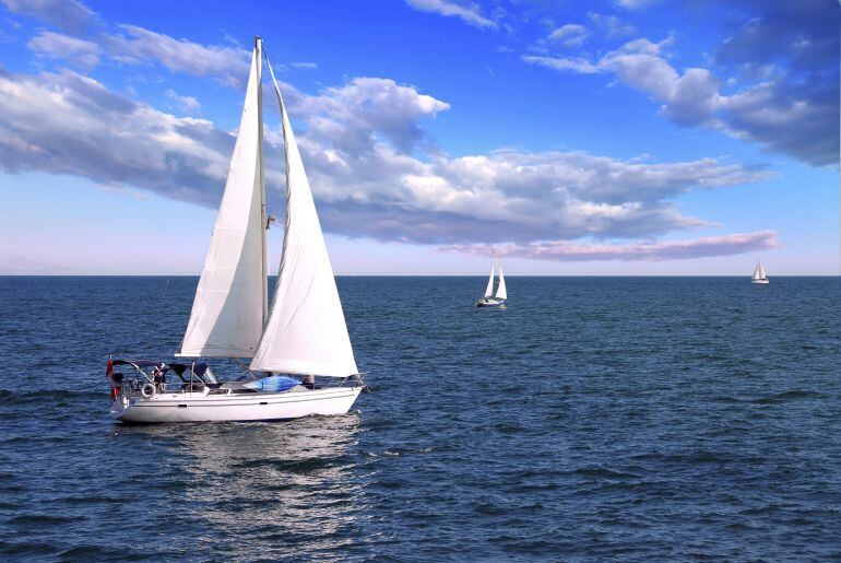 Un velero navegando en el mar