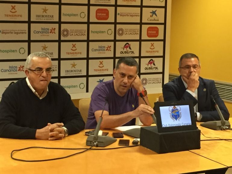 El técnico Alejandro Martínez junto a Félix Hernández y Santiago Cacho