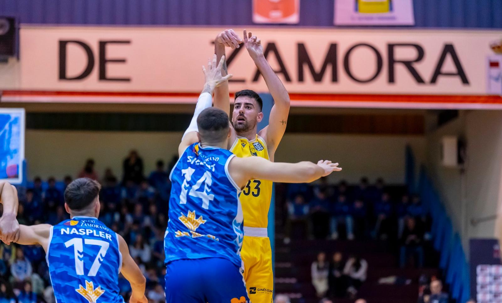 Totte Alonso lanza a canasta durante el partido de Copa en Zamora