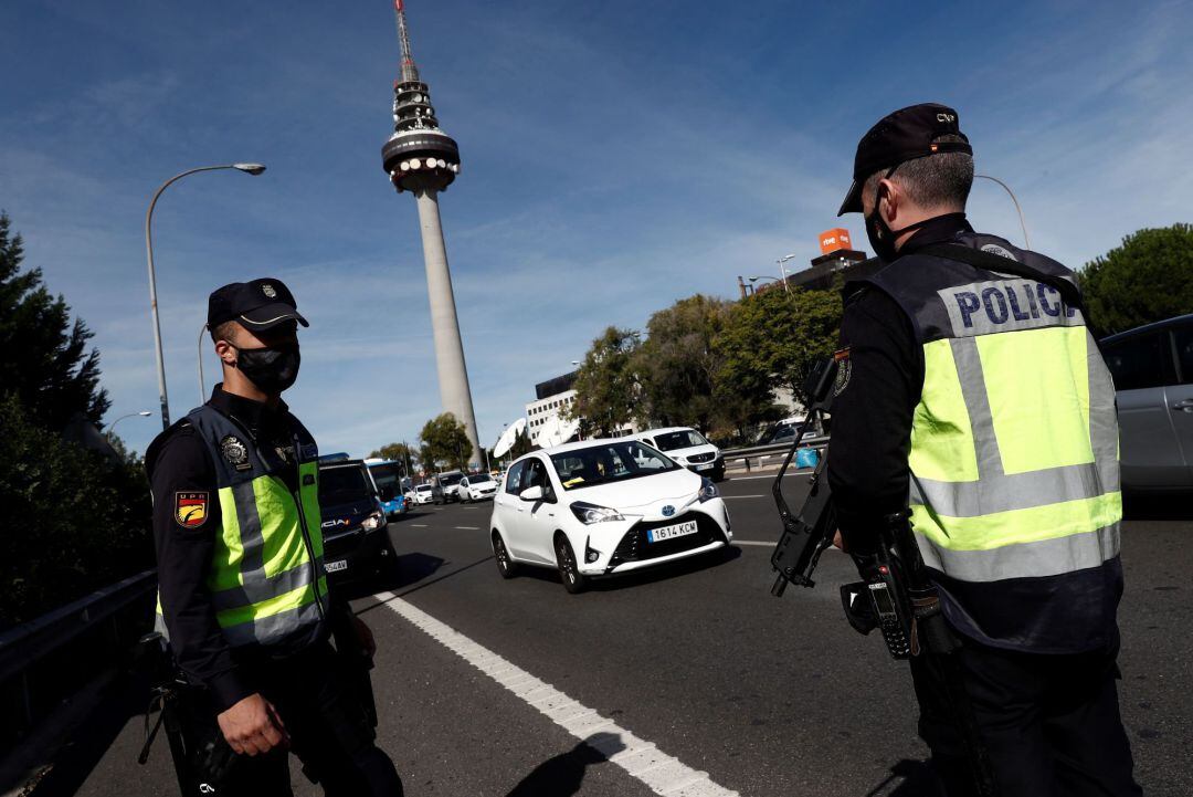 Control policial en el acceso a la capital este lunes, primer día laborable de las nuevas restricciones establecidas en Madrid capital