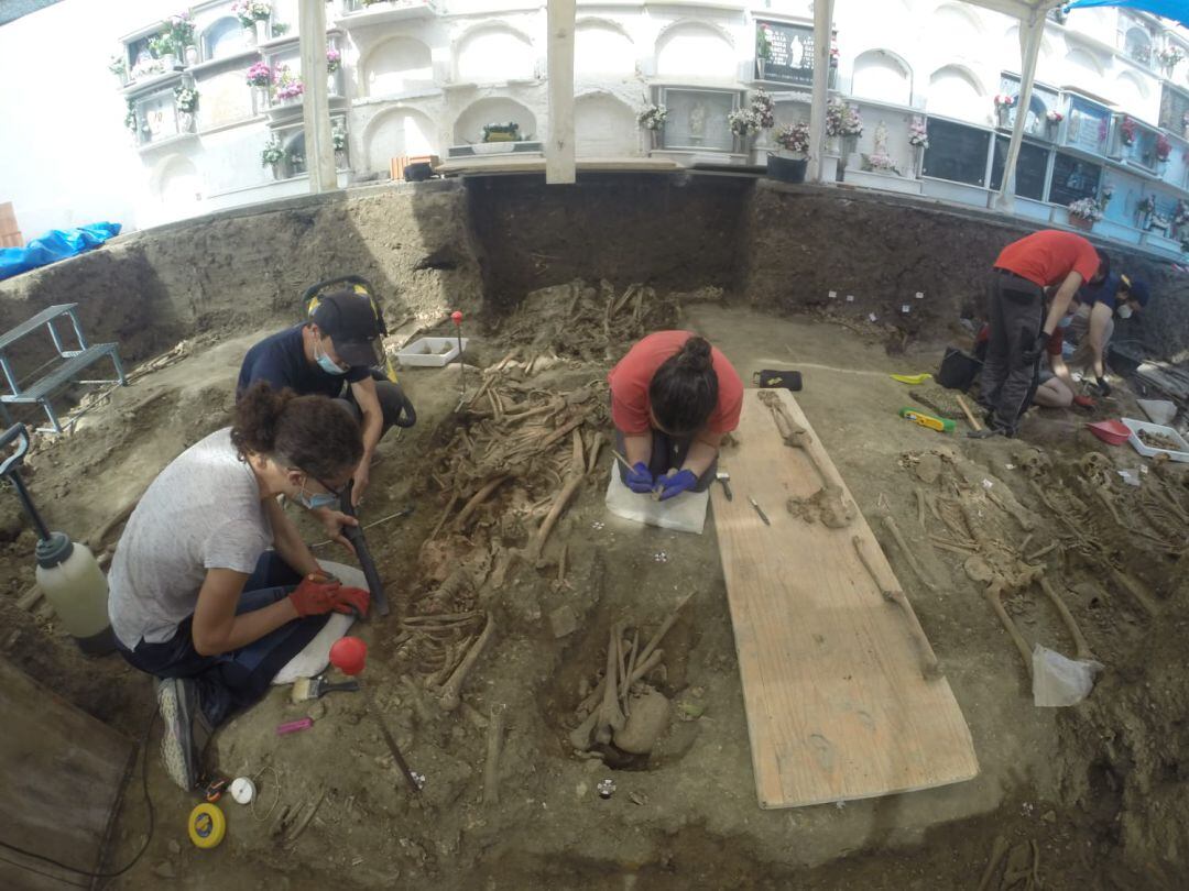 Trabajos de exhumación en una de las fosos del cementerio de Jimena.