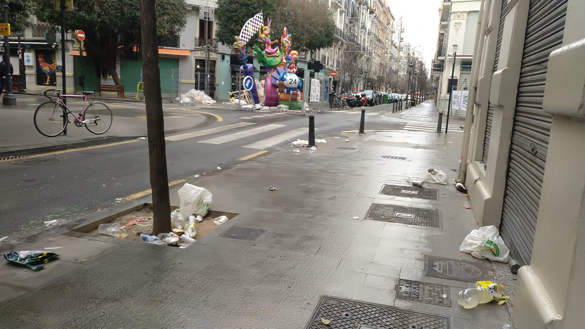 Calles de València llenas de basura a primera hora del domingo tras la primera noche de verbenas de las Fallas de 2022