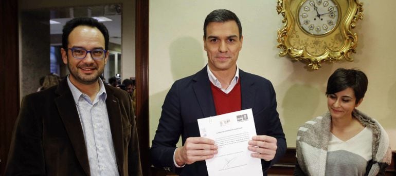 El secretario general del PSOE, Pedro Sánchez (d), acompañado por el portavoz de su grupo en el Congreso, Antonio Hernando, y la diputada Isabel Rodríguez, ha registrado hoy las primeras iniciativas parlamentarias 