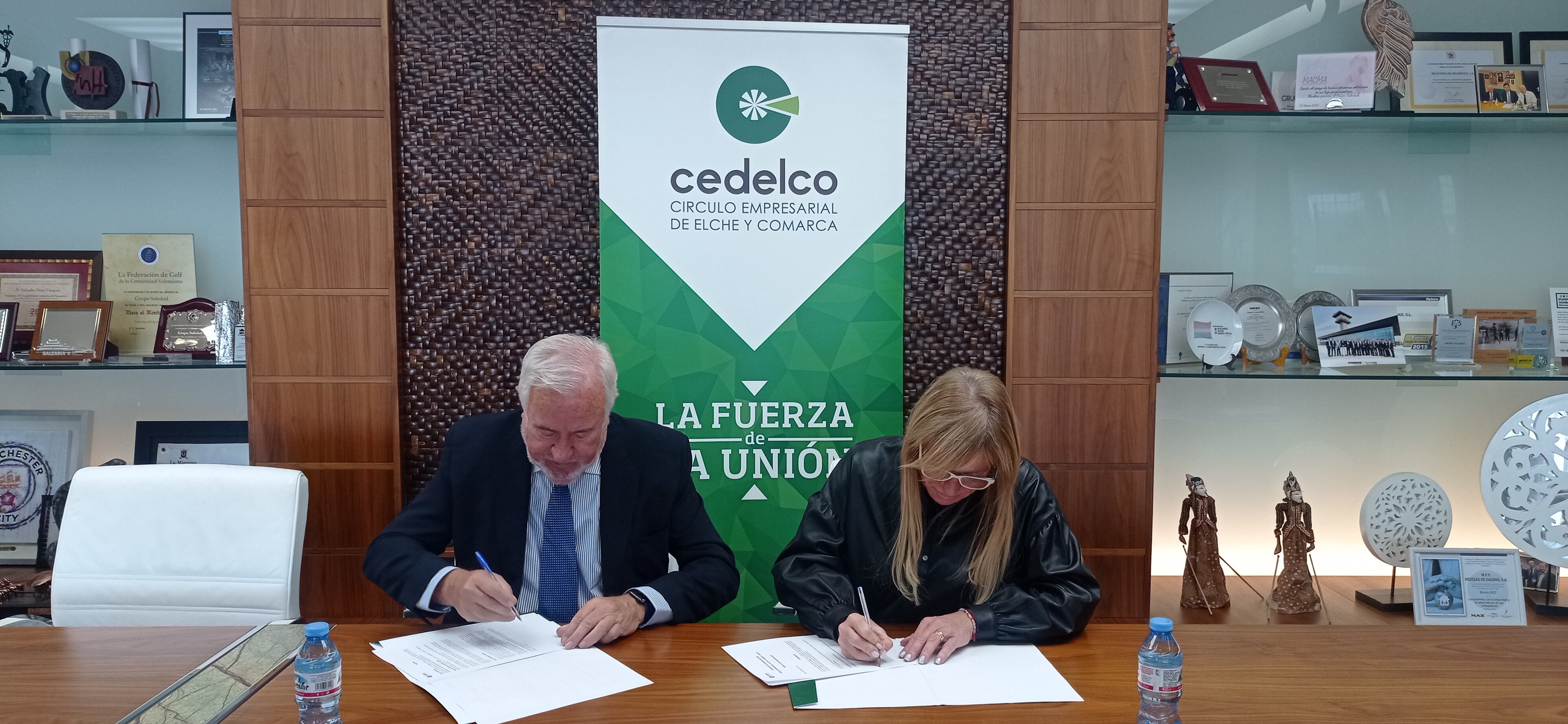 Firma convenio entre Cedelco y Vericat Elche Implantología