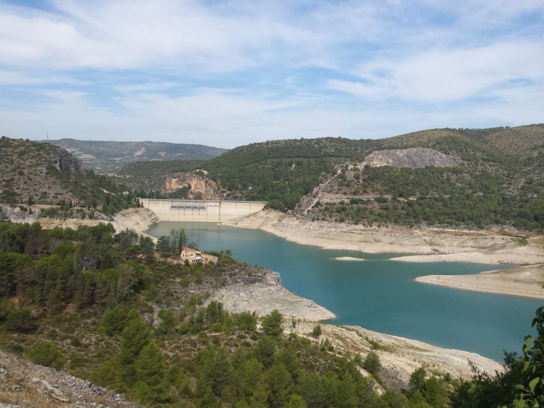 Presa de Entrepeñas al fondo