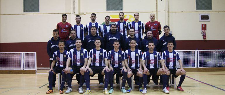 Parra (primero arriba por la Dcha.) con el Hércules San Vicente