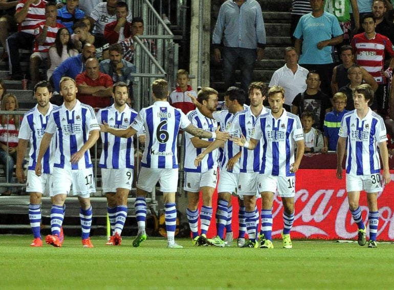 GRA703. GRANADA, 22/09/2015.- El delantero de la Real Sociedad Imanol Agirretxe (3i) celebra uno de sus goles con sus compañeros, durante el partido de la quinta jornada de Liga en Primera División que Granada CF y Real Sociedad juegan esta noche en el es