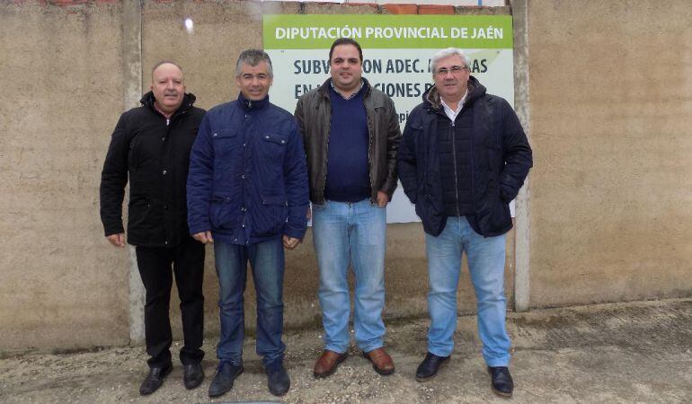 El alcalde de Martos, Víctor Torres, junto con el diputado de Servicios Municipales, Bartolomé Cruz, visita las obras del punto de acopio