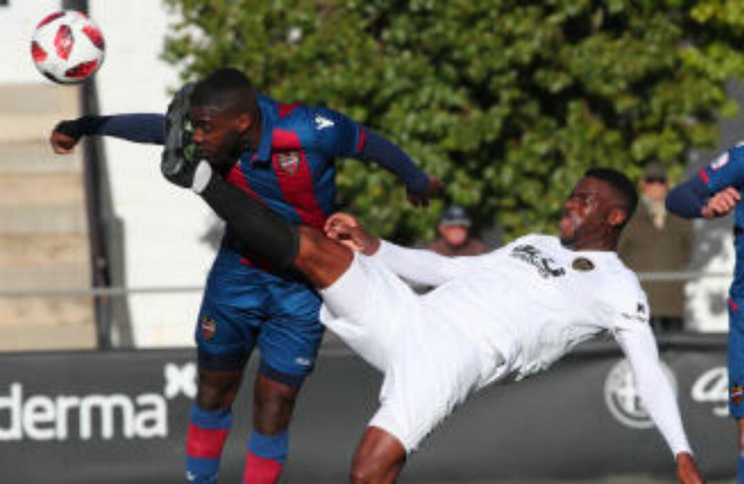 Kata durante un partido con el filial del Valencia