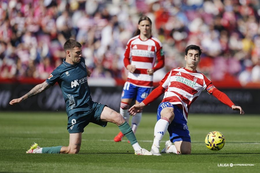 El Huesca regresa de Granada con otra derrota
