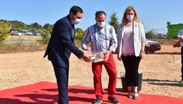 En la urna que se ha guardado se incluyen objetos típicos de Priego como sus tradicionales cántaros de alfarería.