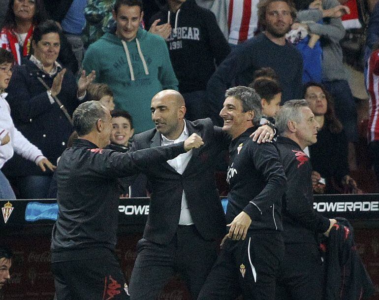 GRA212. GIJÓN, 01/11/2015.- El entrenador del Sporting de Gijón, Abelardo Fernández (c), celebra el triunfo de su equipo (1-0) ante el Málaga, al finalizar el partido correspondiente a la décima jornada de la Liga disputado hoy en el estadio del Molinón, en Gijón. EFE/Alberto Morante