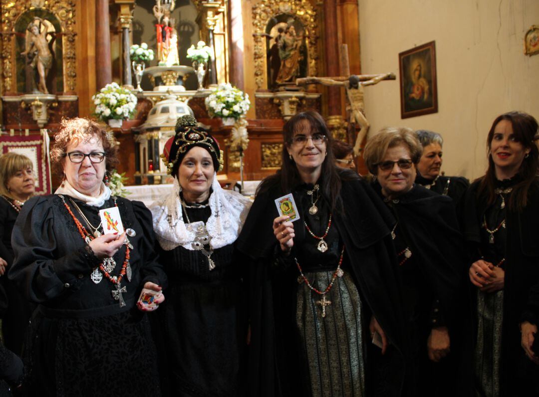 Sonia de Pablos muestra el &#039;orón&#039; acompañada de la mayordoma de 2019, Yolanda Llorente, su madre, su hermana y Maribel Saz que obtuvo el basto.