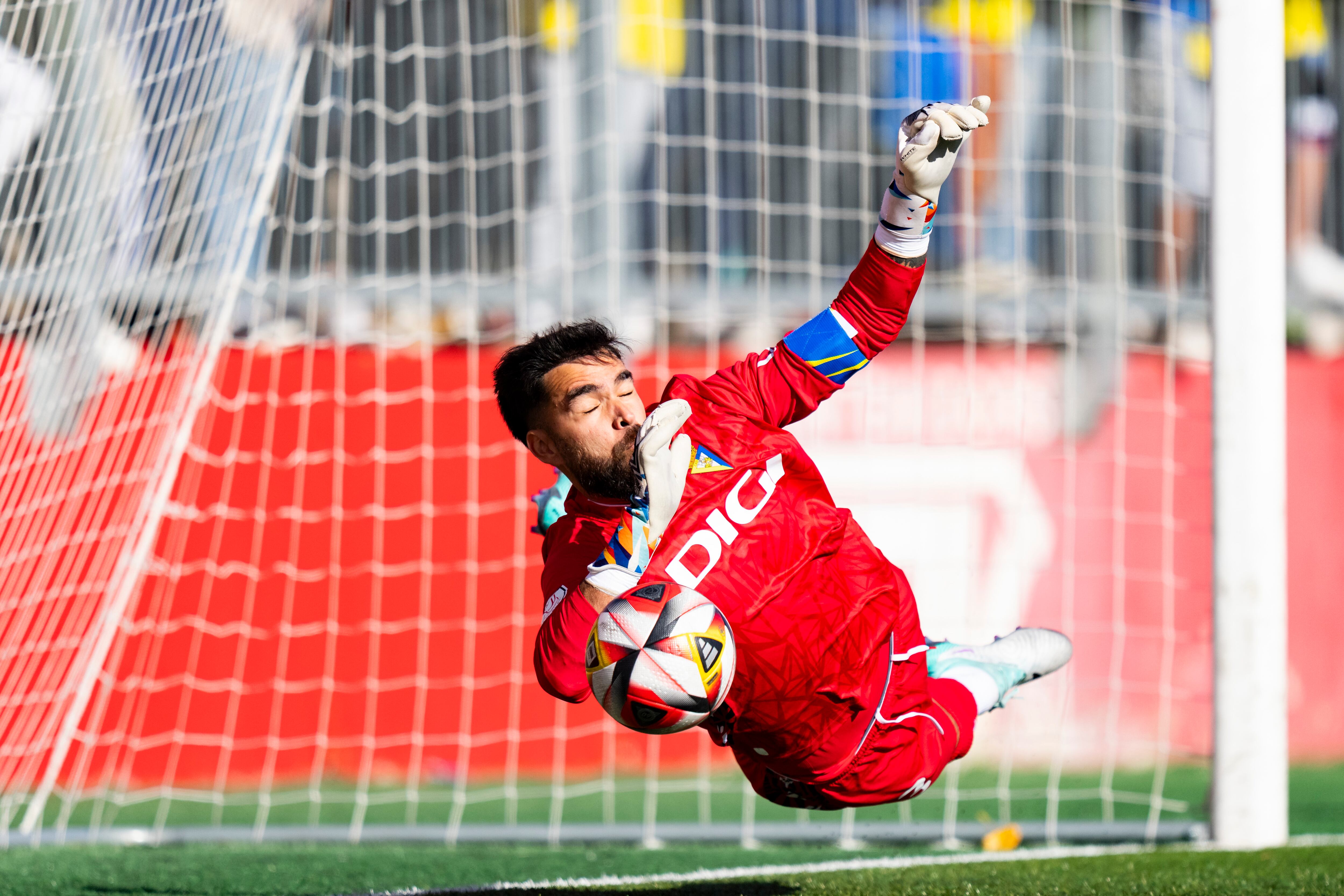 VIC (BARCELONA), 01/11/2023.- El portero David Gil, del Cádiz CF, para el penalti decisivo lanzado por Xiker, del Badalona Futur, en la tanda de penaltis durante el encuentro de la Copa del Rey disputado este domingo en el Estadi Hipólito Planas de Vic. EFE/Siu Wu
