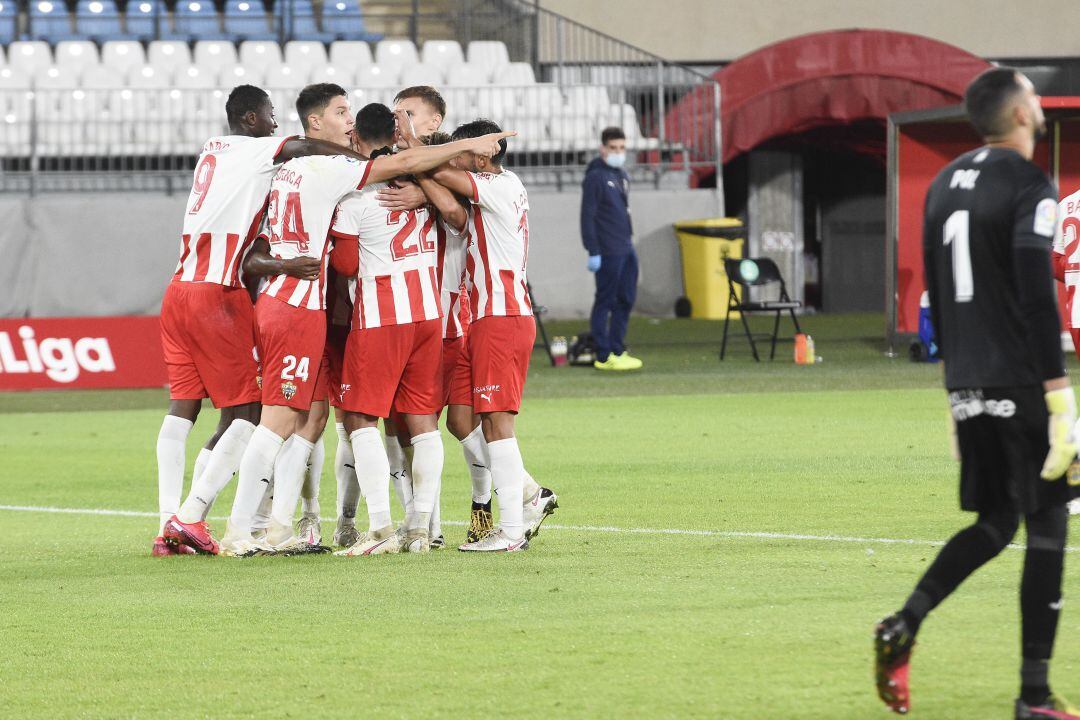 Los jugadores del Almería celebrando la victoria.