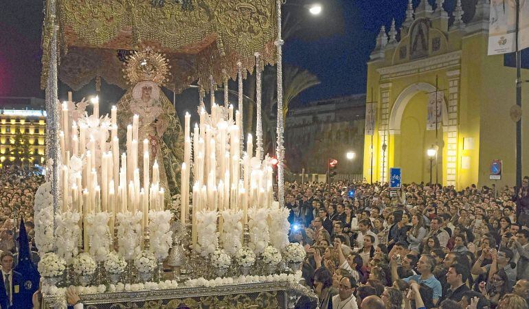 La Macarena tras cruzar su Arco en las primeras horas de La Madrugá