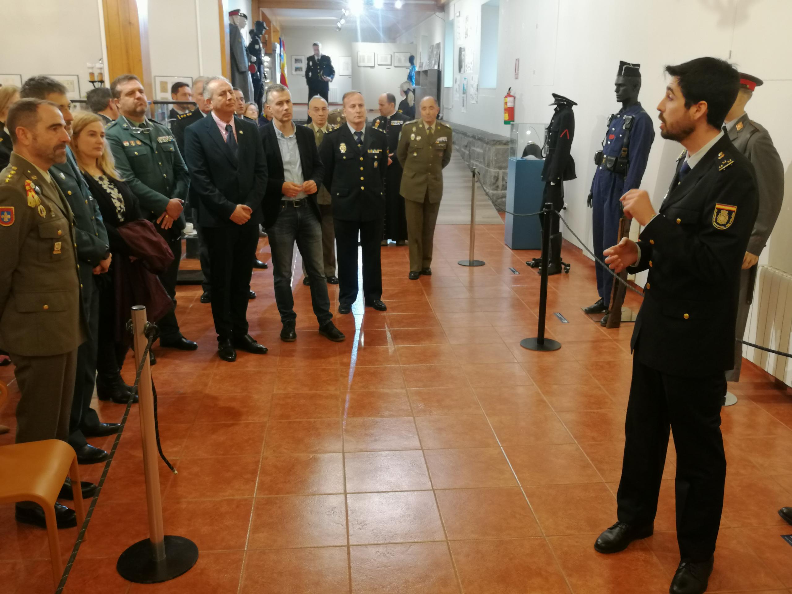 El Inspector Víctor Esquível comisiona esta exposición en la Ciudadela de Jaca