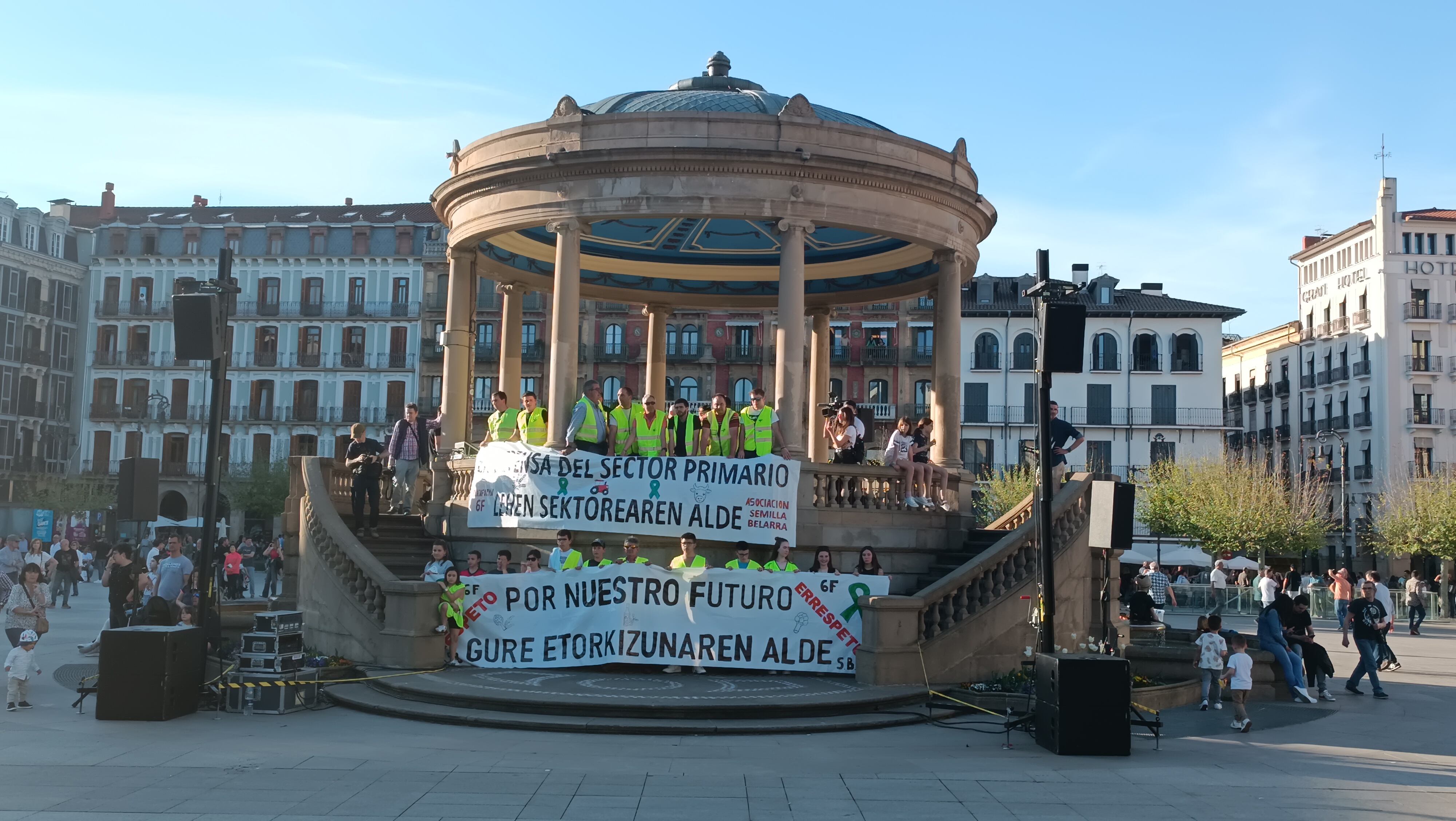 Agricultores y ganaderos navarros en la Plaza del Castillo de Pamplona en la marcha en defensa del sector.