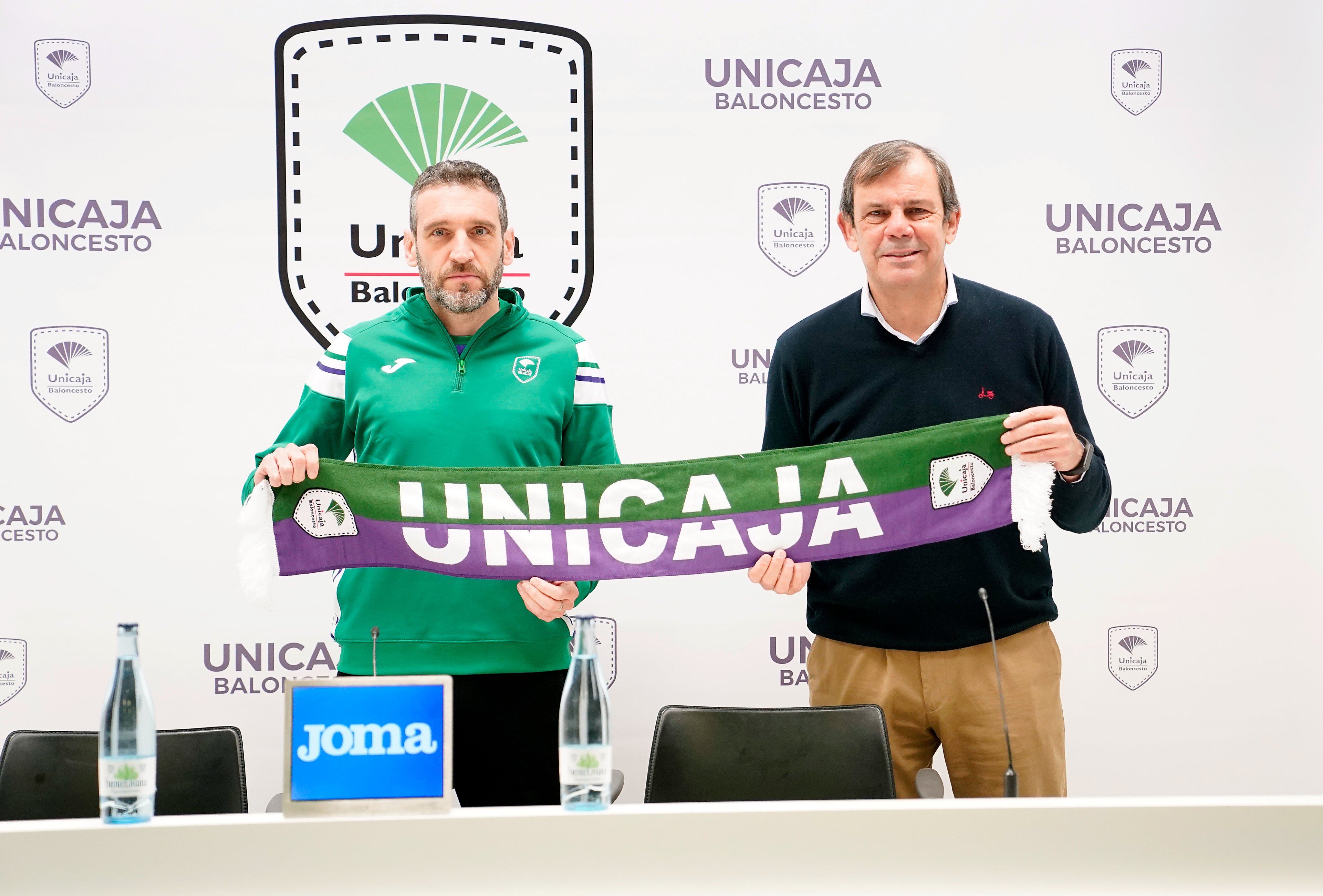 El nuevo entrenador del Unicaja, Ibon Navarro, junto al director deportivo Juanma Rodríguez