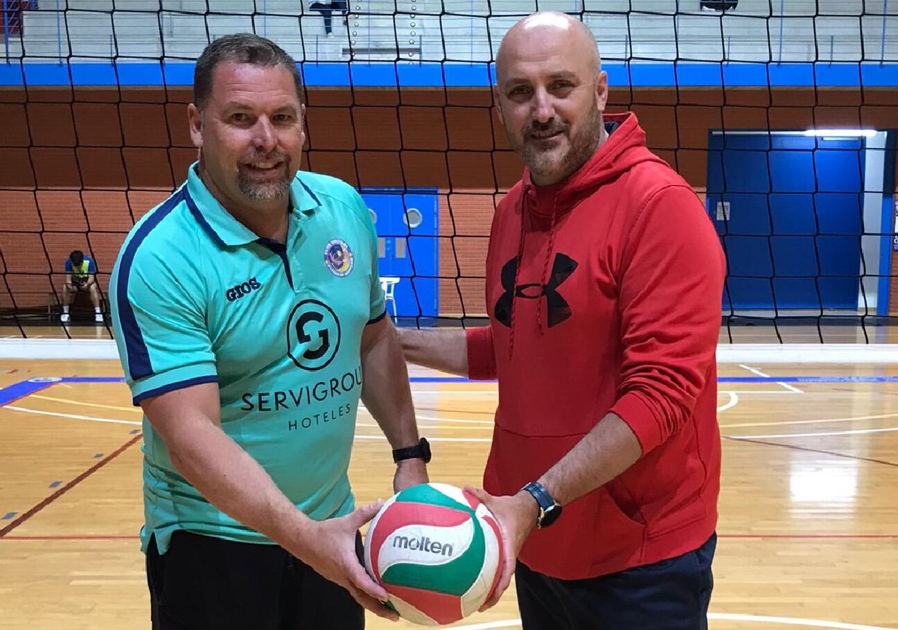 Adriano Lamb (i) junto al director deportivo del club