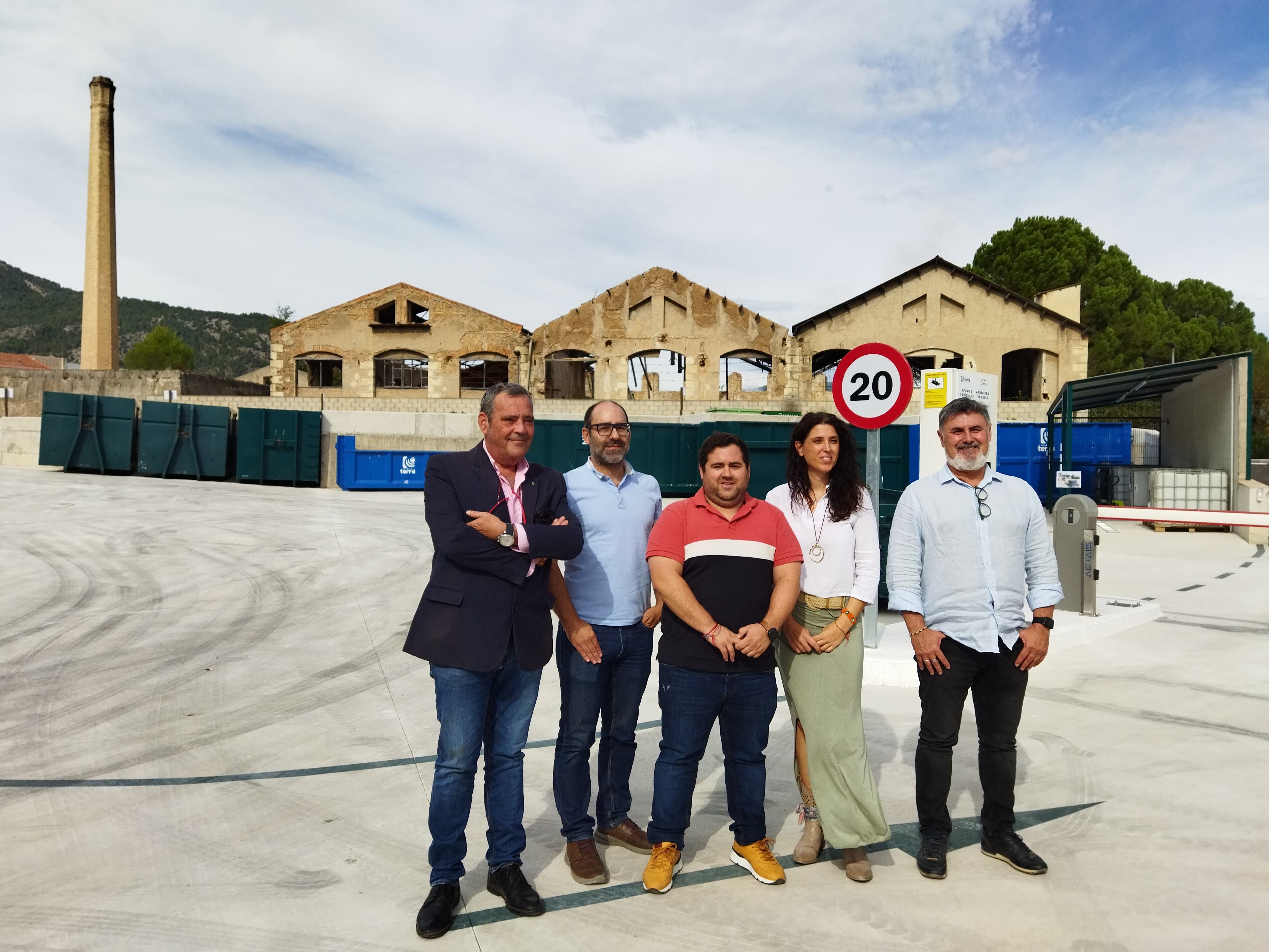 Las autoridades y representantes del Consorcio Terra y Pre Zero en el reformado ecoparque de Muro.