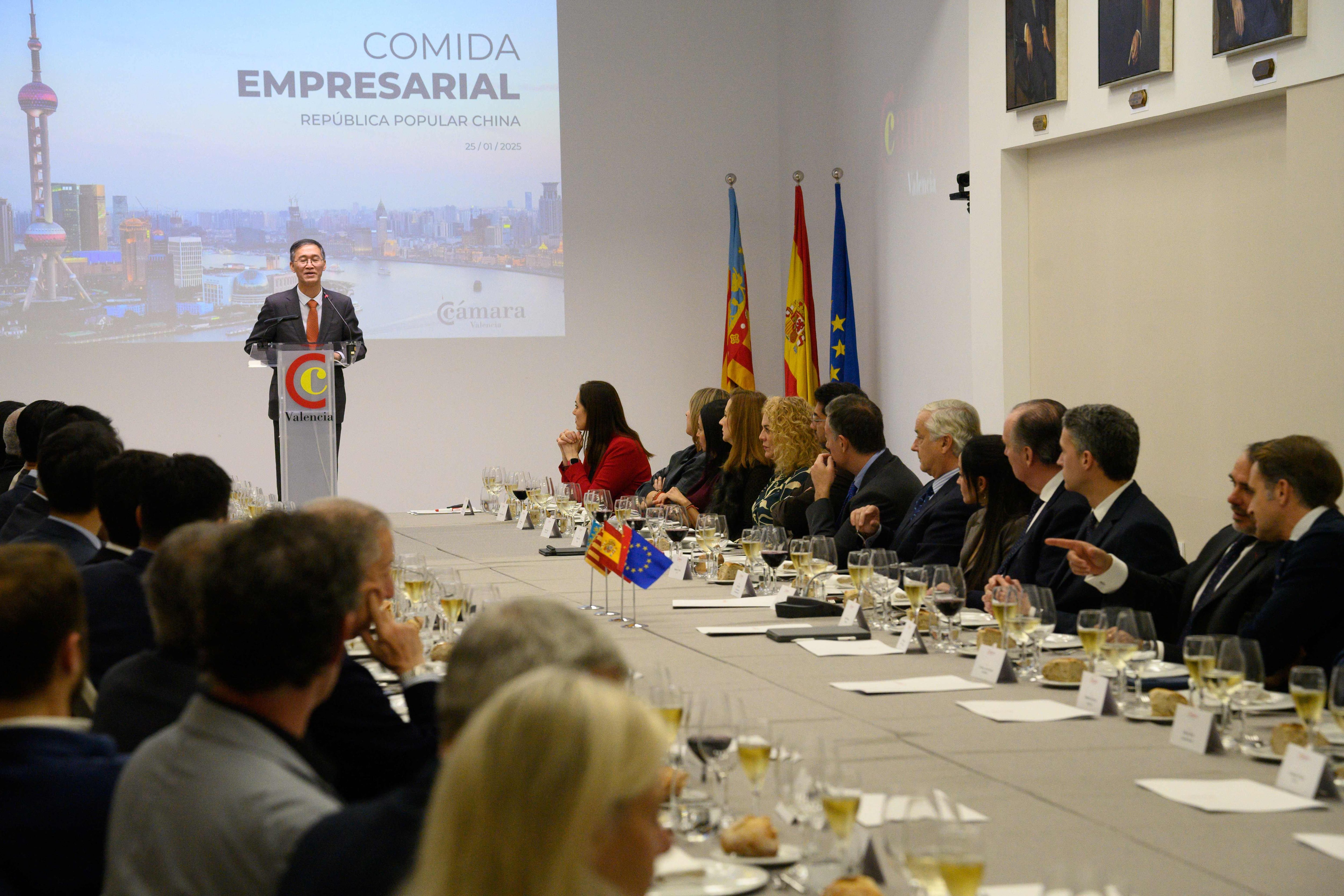 El embajador de China en España, Yao Jing, visita la Cámara de Comercio de Valencia, invitado por el presidente de la entidad, José Vicente Morata