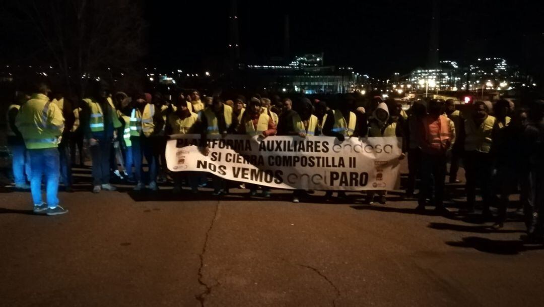 Los trabajadores a las puertas de la central esta mañana