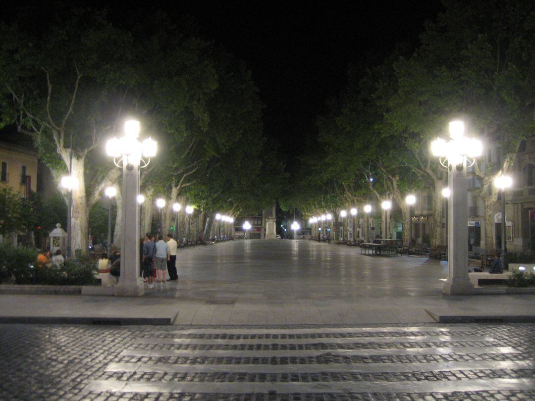 Una imatge nocturna de la Rambla de Figueres