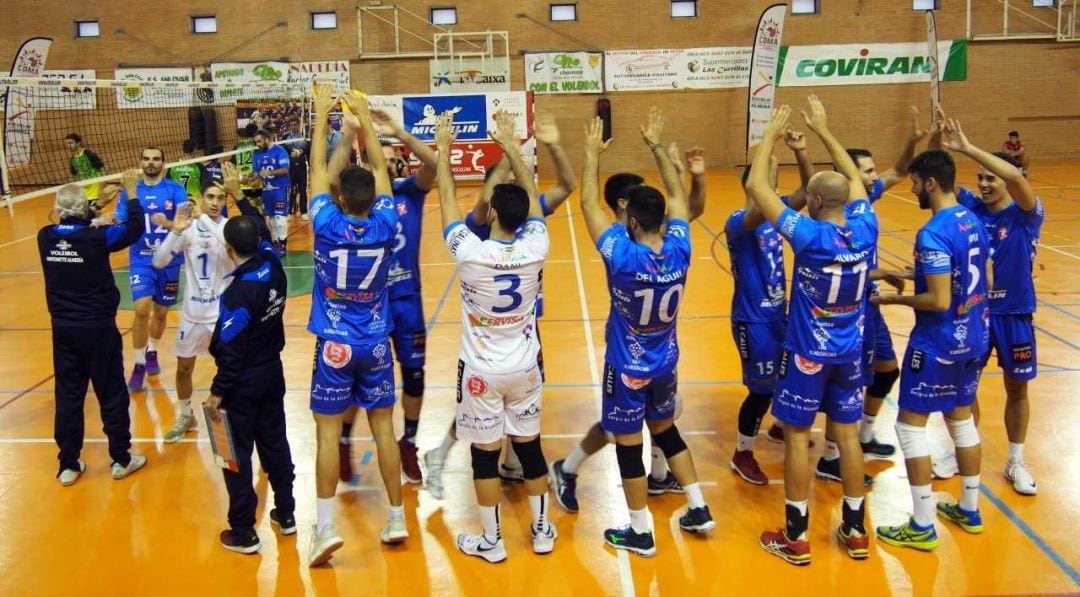 Los jugadores del Michelin Mintonette celebrando la victoria.