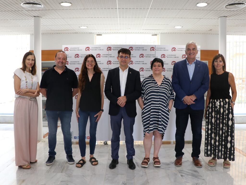 D’esquerra a dreta, Montse Pinent, vicerectora de Projectes Docents i Estudiants de la URV; Jordi Diloli, vicerector de Compromís Social i Sostenibilitat de la URV; Carme García Yeste, comissionada de Relacions amb el Departament d’Educació; Josep Pallarès, rector de la URV; Núria Valls, secretària d’Infància, Adolescència i Joventut de la conselleria de Drets Socials; Àngel Xifré, delegat del Govern de la Generalitat a Tarragona; Isabel Carrasco, cap del Servei d’Atenció a la Infància i l’Adolescència de Tarragona.