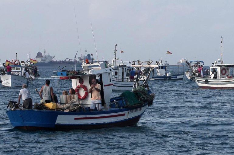 Pesqueros de La Línea en la Bahíade Algeciras