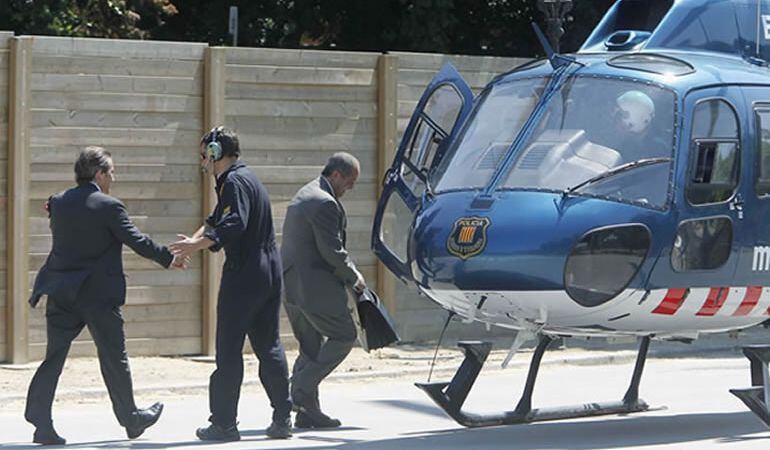 Felip Puig cuando abandonaba el Parlament en helicóptero tras el asalto