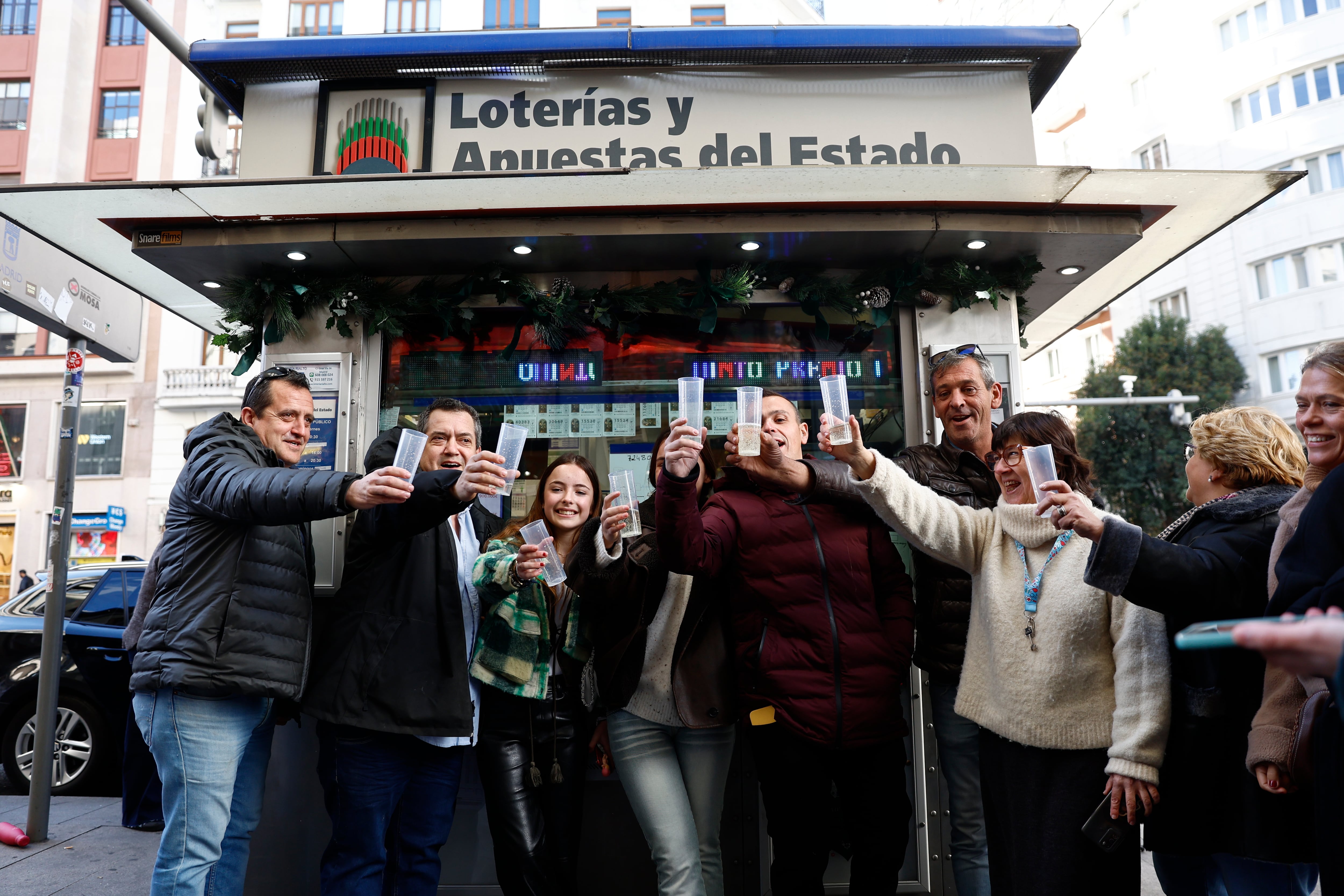 Celebraciones junto a un quiosco de la calle Gran Vía de Madrid