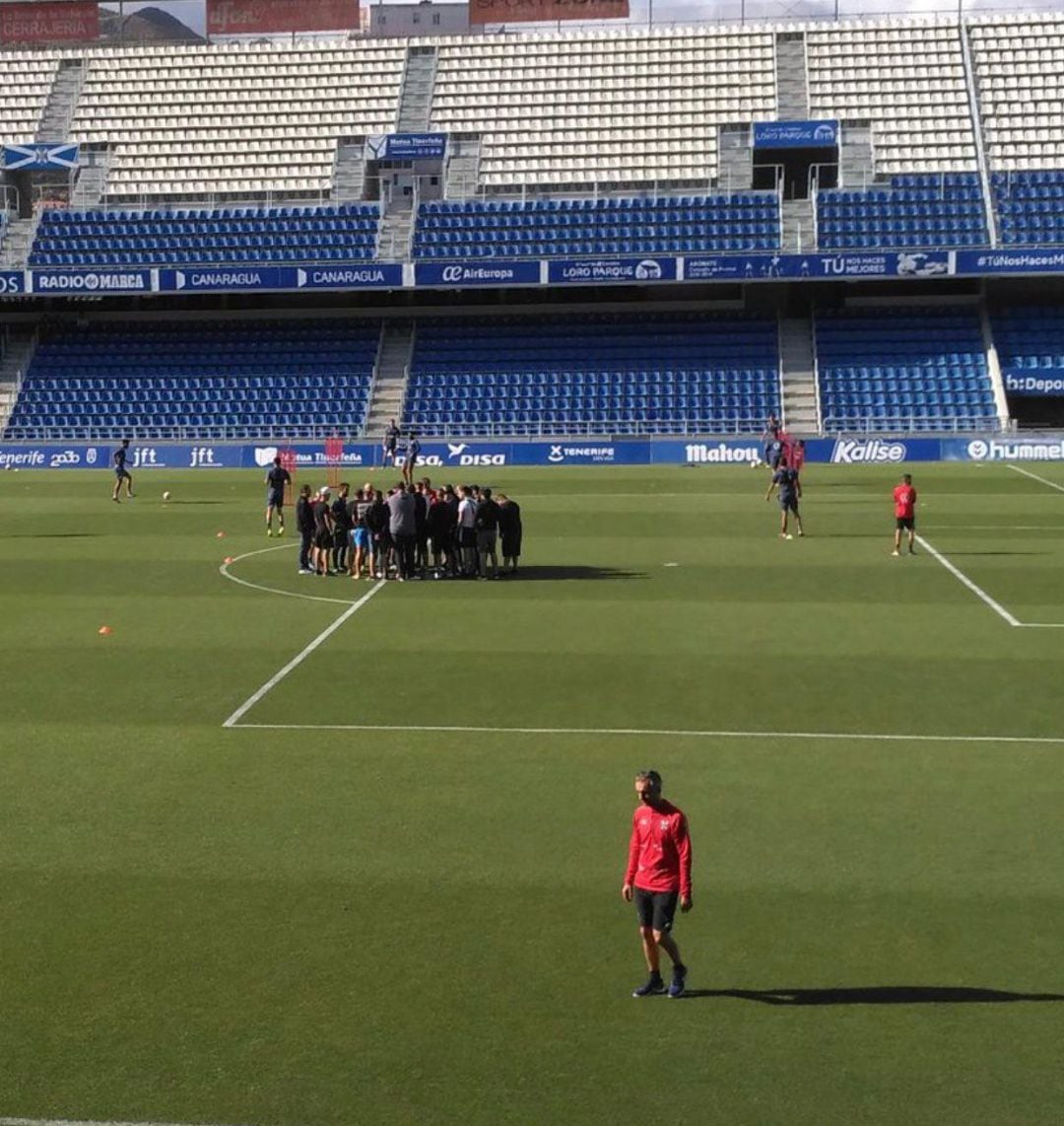 Aficionados del Frente Blanquiazul irrumpen en el entrenamiento del Tenerife.