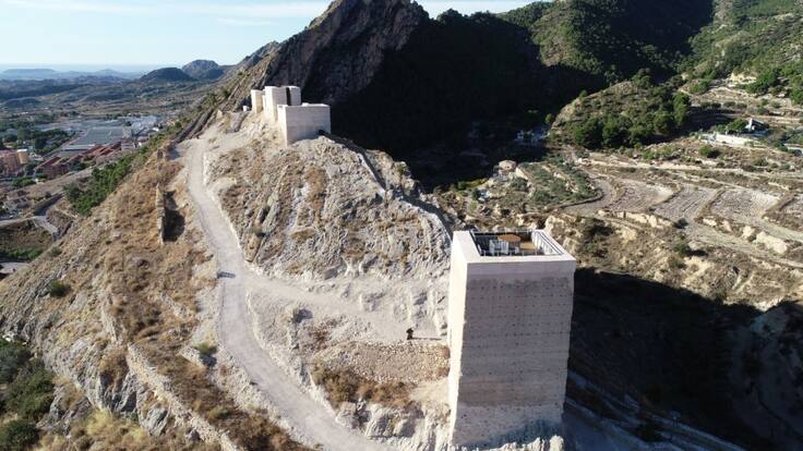 Entrevista sobre la rehabilitación del Castillo de Xixona con la alcaldesa Isabel López, el arquitecto Santiago Valera y el arqueólogo Gabriel Segura