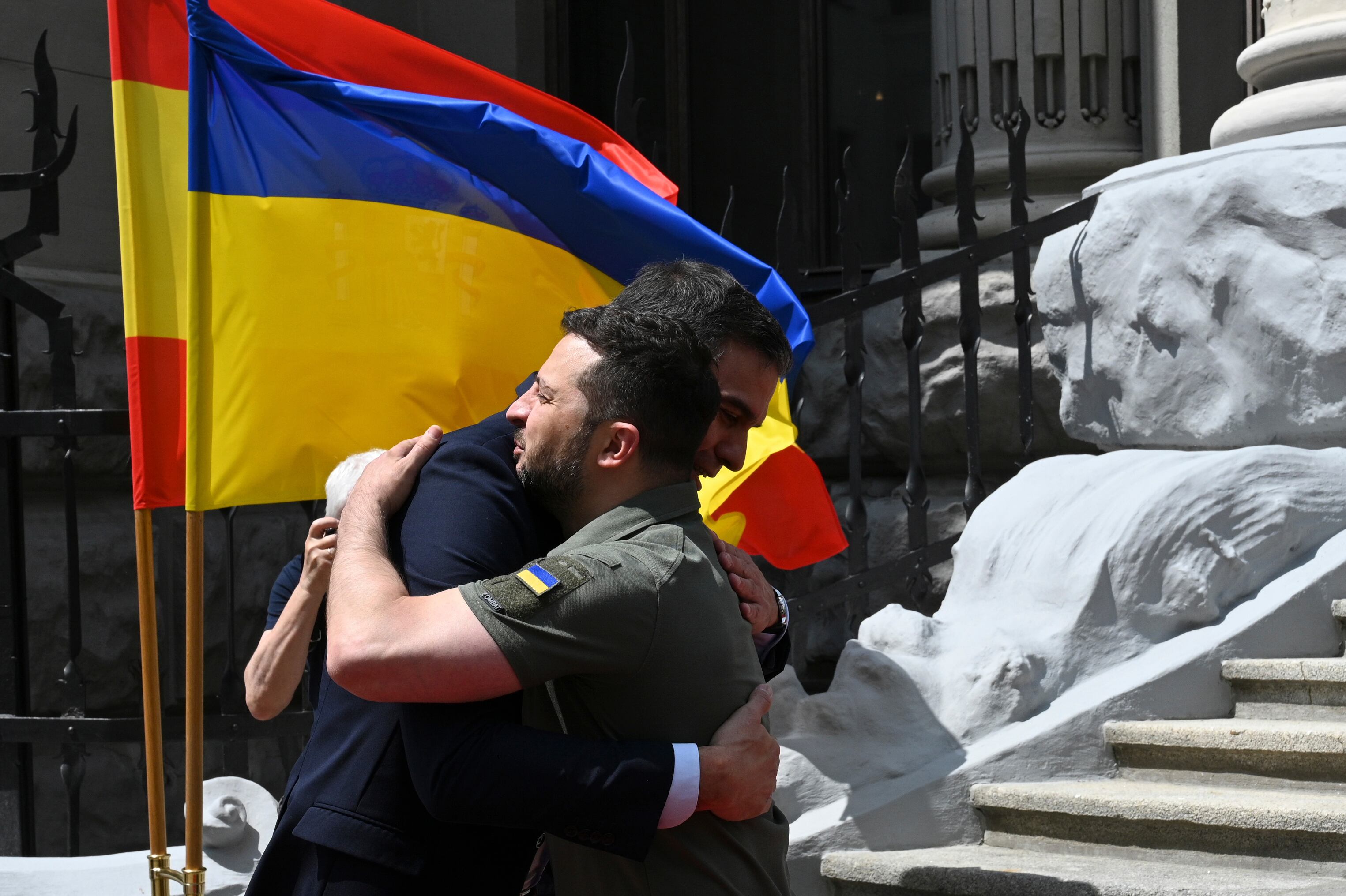 -FOTODELDIA- KIEV (UCRANIA), 01/07/2023.- El presidente del Gobierno, Pedro Sánchez (i), saluda al jefe del Estado ucraniano, Volodímir Zelensk (d), este sábado en Kiev (Ucrania), día en que España estrena presidencia europea. Sánchez transmitió a Zelenski el apoyo de la presidencia española de la UE al proceso de reformas que exige Bruselas a Kiev para iniciar negociaciones de acceso. EFE/ Borja Puig De La Bellacasa / Moncloa SÓLO USO EDITORIAL / SÓLO DISPONIBLE PARA ILUSTRAR LA NOTICIA QUE ACOMPAÑA (CRÉDITO OBLIGATORIO)
