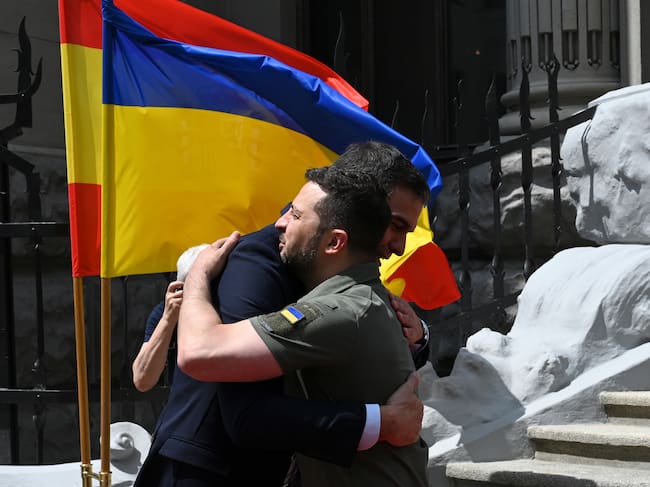-FOTODELDIA- KIEV (UCRANIA), 01/07/2023.- El presidente del Gobierno, Pedro Sánchez (i), saluda al jefe del Estado ucraniano, Volodímir Zelensk (d), este sábado en Kiev (Ucrania), día en que España estrena presidencia europea. Sánchez transmitió a Zelenski el apoyo de la presidencia española de la UE al proceso de reformas que exige Bruselas a Kiev para iniciar negociaciones de acceso. EFE/ Borja Puig De La Bellacasa / Moncloa SÓLO USO EDITORIAL / SÓLO DISPONIBLE PARA ILUSTRAR LA NOTICIA QUE ACOMPAÑA (CRÉDITO OBLIGATORIO)