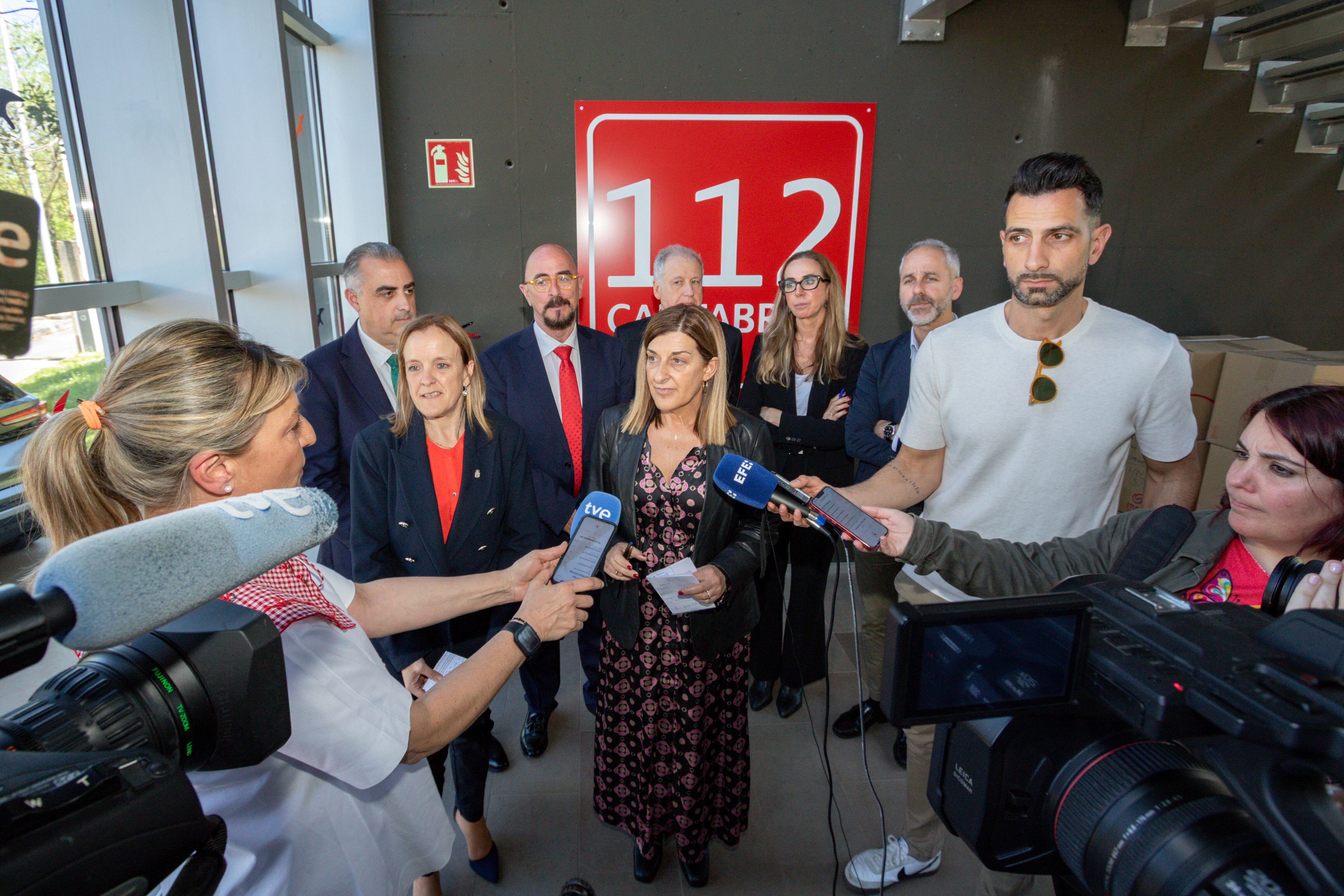 La presidenta de Cantabria informa a los medios de comunicación la "desecalada" de Cantabria tras el apagón nacional del 28 de abril