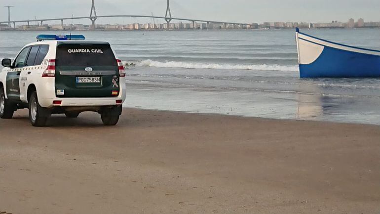 Patera llegada a la playa de Levante